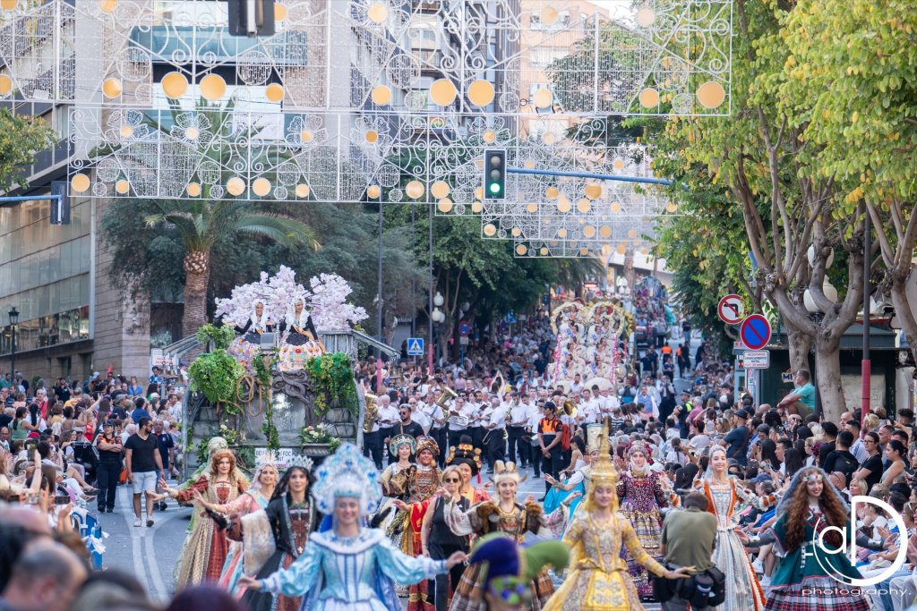 El desfile folcklórico internacional llena la ciudad de color